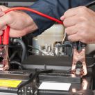 Batería del auto descargada: cómo hacer puente con cables de forma segura sin quemar la computadora