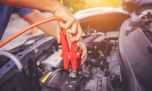 Batería del auto descargada: cómo hacer puente con cables de forma segura sin quemar la computadora