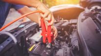 Batería del auto descargada: cómo hacer puente con cables de forma segura sin quemar la computadora