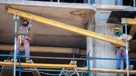 La industria y la construcción se derrumbaron en julio, según el INDEC