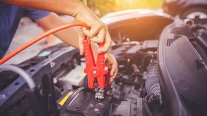 Batería del auto descargada: cómo hacer puente con cables de forma segura sin quemar la computadora