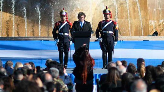 El Presidente estrena vocero y busca superar el desgaste, pero sigue con Adorni a cuestas
