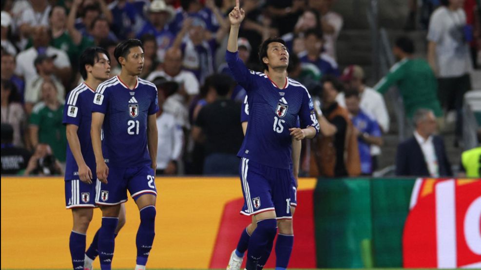 Japón festeja el gol inicial ante Túnez.