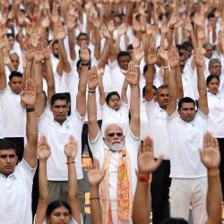 Esta fotografía, distribuida por la Oficina de Información de Prensa de la India (PIB), muestra al Primer Ministro de la India, Narendra Modi participando en una sesión de yoga con motivo del Día Internacional del Yoga en Calcuta. | Foto:Oficina de Información de Prensa de la India (PIB) / AFP