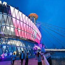 Imagen de personas visitando un complejo comercial y de ocio cerca del puente de Chifeng sobre el río Haihe, en Tianjin, en el norte de China. Renovado a partir de un antiguo edificio en desuso y reabierto al público en mayo, el complejo comercial y de ocio atrae a numerosos turistas durante el Festival del Bote del Dragón. En los últimos años, Tianjin ha aprovechado los recursos históricos y culturales a lo largo del río Haihe para impulsar la economía nocturna. | Foto:Xinhua/Zhao Zishuo