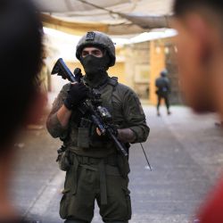 Imagen de un integrante de las fuerzas israelíes asegurando las calles para colonos israelíes, en la ciudad cisjordana de Hebrón. | Foto:Xinhua/Mamoun Wazwaz