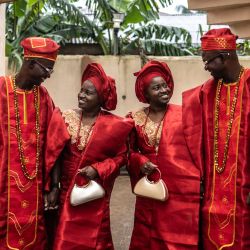 Kehinde Oguntoye, Kehinde Adediran, Taiwo Adediran y Taiwo Oguntoye posan para una fotografía antes de su ceremonia de boda tradicional en Ibadan, Nigeria. | Foto:OLYMPIA DE MAISMONT / AFP
