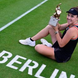 La checa Linda Noskova posa con el trofeo tras ganar la final individual femenina contra la estadounidense Jessica Pegula en el torneo WTA500 Berlin Tennis Open, celebrado en Berlín, Alemania. | Foto:JOHN MACDOUGALL / AFP