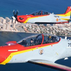 Esta fotografía sin fecha publicada por la Casa Real de España muestra a la Princesa Leonor con su padre, el Rey Felipe VI, volando cada uno un Pilatus PC-21 durante un vuelo de entrenamiento militar como parte del entrenamiento militar de la Princesa Leonor en la Academia General del Aire y el Espacio en San Javier, cerca de Murcia. | Foto:Casa de S.M. el Rey / AFP