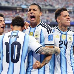 Lionel Messi de Argentina, celebra con sus compañeros tras marcar el primer gol de su equipo durante el partido del Grupo J de la Copa Mundial de la FIFA 2026 entre Argentina y Austria en el Estadio de Dallas. | Foto:Charlotte Wilson / GETTY IMAGES NORTH AMERICA / Getty Images vía AFP