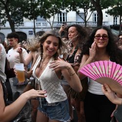 Los asistentes bailan en el Canal Saint-Martin durante el festival anual de música callejera 'Fête de la Musique' en París, Francia. | Foto:ARNAUD FINISTRE / AFP