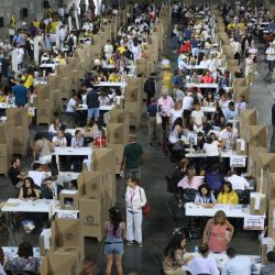 Los colombianos residentes en España votan en la segunda vuelta de las elecciones presidenciales de Colombia en el pabellón de la Casa de Campo en Madrid, España. | Foto:Pierre-Philippe Marcou / AFP