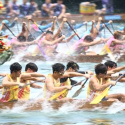 Los competidores participan en las carreras de botes dragón celebradas para celebrar el festival Tuen Ng en el refugio contra tifones de Aberdeen en Hong Kong. | Foto:PETER PARKS / AFP
