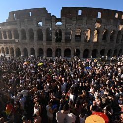 Personas marchan cerca del Coliseo durante el Desfile del Orgullo en Roma. | Foto:Tiziana Fabi / AFP