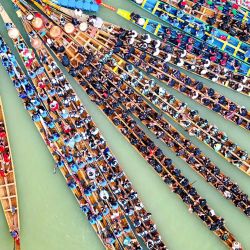 Vista aérea tomada con un dron de equipos de botes del dragón reuniéndose para una carrera durante las celebraciones del Festival del Bote del Dragón, en la prefectura autónoma de las etnias miao y dong de Qiandongnan, en la provincia de Guizhou, en el suroeste de China. | Foto:Xinhua/Yuan Fuhong