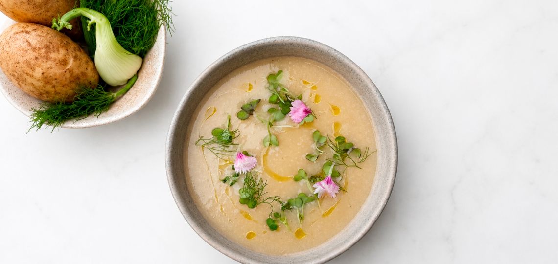 Sopa de papa e hinojo: la receta reconfortante y elegante para los días fríos