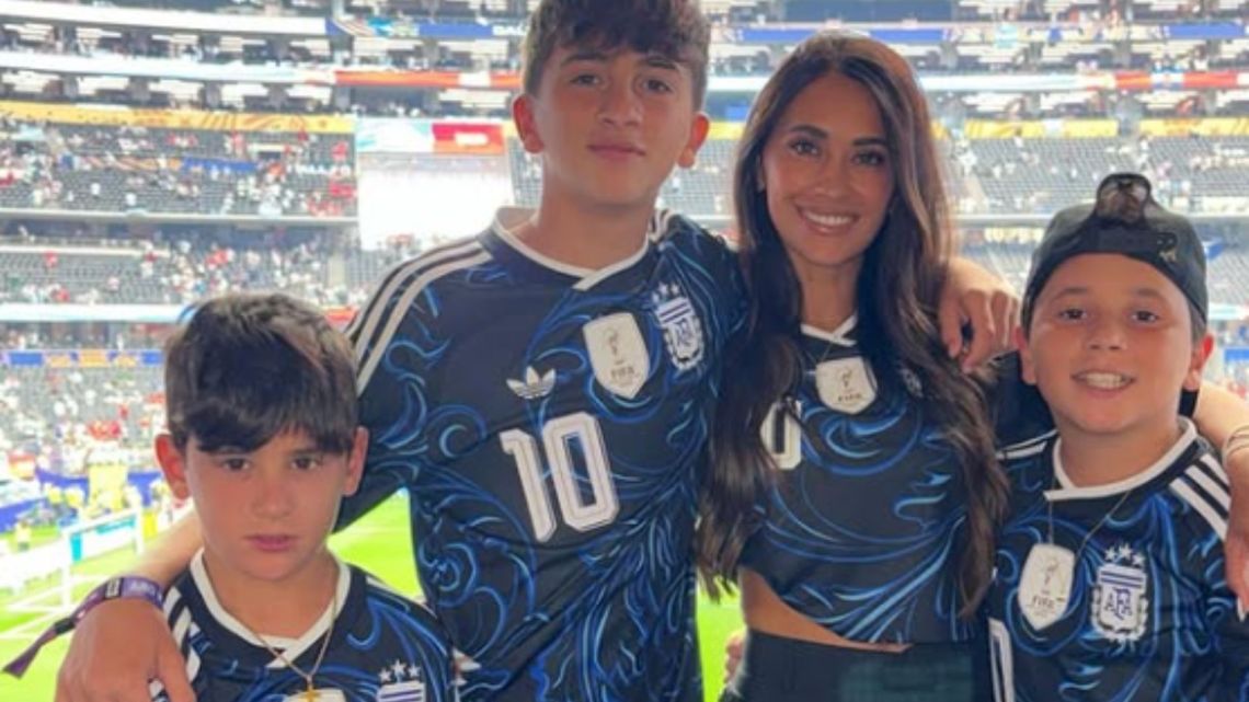 El festejo de Antonela Roccuzzo con sus hijos por los goles de Lionel Messi en la victoria de la Selección Argentina | Exitoina
