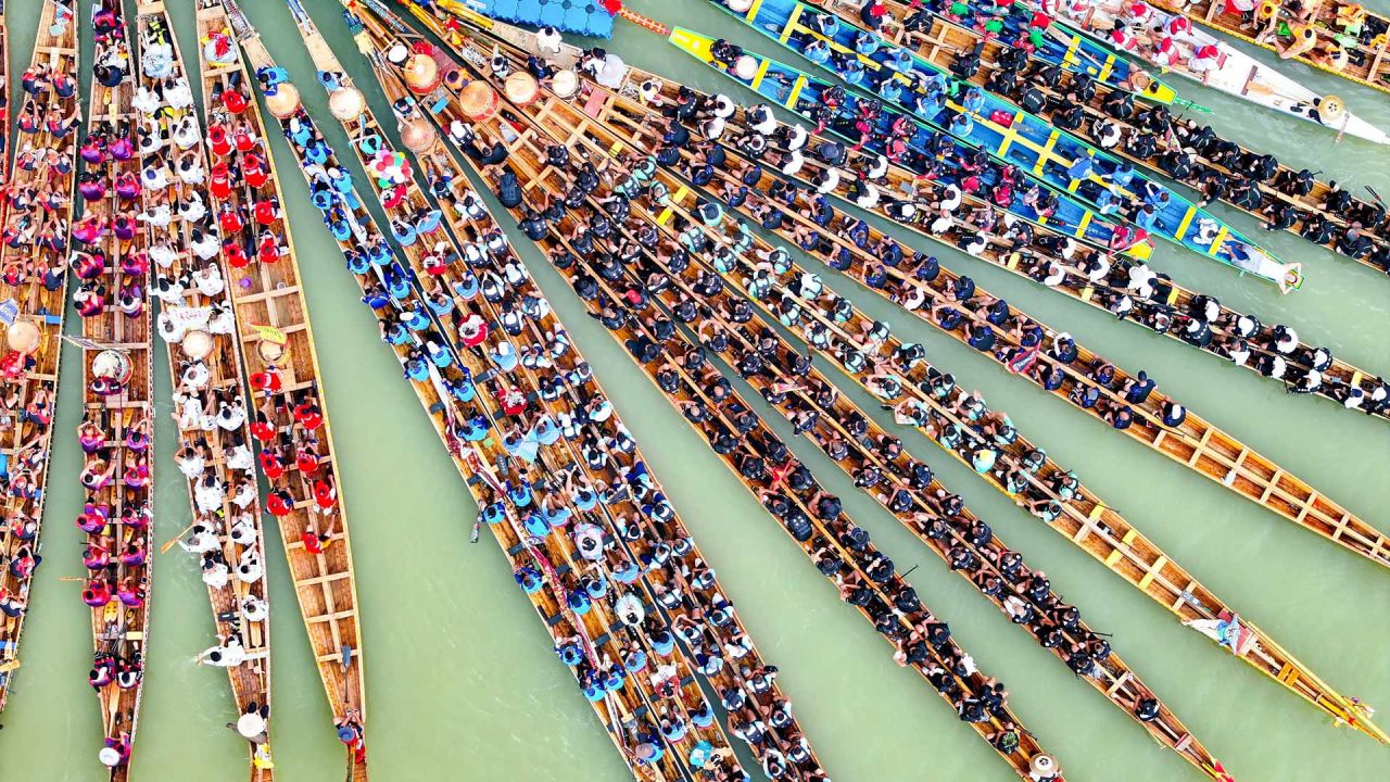 Vista aérea tomada con un dron de equipos de botes del dragón reuniéndose para una carrera durante las celebraciones del Festival del Bote del Dragón, en la prefectura autónoma de las etnias miao y dong de Qiandongnan, en la provincia de Guizhou, en el suroeste de China. | Foto:Xinhua/Yuan Fuhong