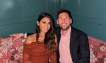 Entramos al living de Lionel Messi y Antonela Rocuzzo: doble espacio, sillones futboleros y lámpara de cristal