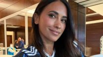 El look de Antonela Roccuzzo en el partido de la selección contra Austria: homenaje a Messi, mini cartera y pantalón cargo 