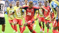 El delantero n.º 26 de Cabo Verde, Helio Varela, celebra con sus compañeros de equipo