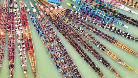 Vista aérea tomada con un dron de equipos de botes del dragón reuniéndose para una carrera durante las celebraciones del Festival del Bote del Dragón, en la prefectura autónoma de las etnias miao y dong de Qiandongnan, en la provincia de Guizhou, en el suroeste de China.