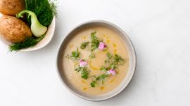 Sopa de papa e hinojo: la receta reconfortante y elegante para los días fríos