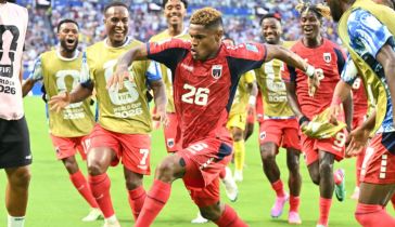 El delantero n.º 26 de Cabo Verde, Helio Varela, celebra con sus compañeros de equipo