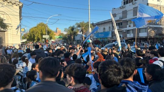 Resistencia se tiñó de celeste y blanco tras el triunfo de Argentina: caravana, motos y festejos en el centro