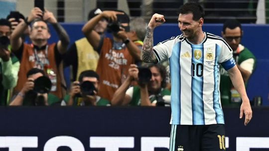 Messi makes World Cup history to send Argentina into last 32