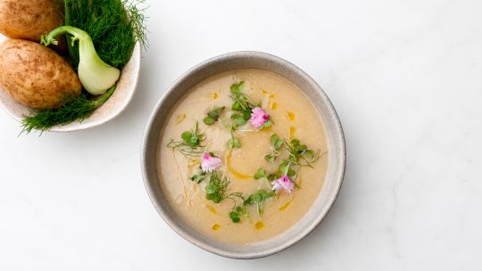 Sopa de papa e hinojo: la receta reconfortante y elegante para los días fríos