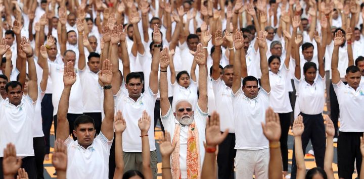 Esta fotografía, distribuida por la Oficina de Información de Prensa de la India (PIB), muestra al Primer Ministro de la India, Narendra Modi participando en una sesión de yoga con motivo del Día Internacional del Yoga en Calcuta.