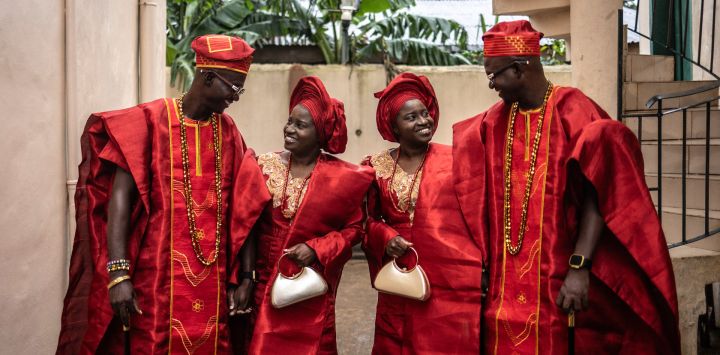 Kehinde Oguntoye, Kehinde Adediran, Taiwo Adediran y Taiwo Oguntoye posan para una fotografía antes de su ceremonia de boda tradicional en Ibadan, Nigeria.