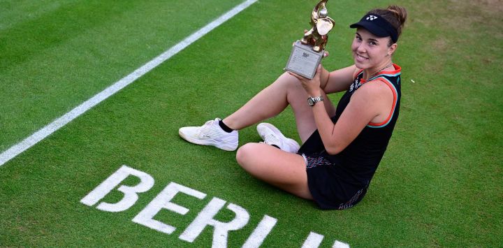La checa Linda Noskova posa con el trofeo tras ganar la final individual femenina contra la estadounidense Jessica Pegula en el torneo WTA500 Berlin Tennis Open, celebrado en Berlín, Alemania.