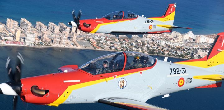 Esta fotografía sin fecha publicada por la Casa Real de España muestra a la Princesa Leonor con su padre, el Rey Felipe VI, volando cada uno un Pilatus PC-21 durante un vuelo de entrenamiento militar como parte del entrenamiento militar de la Princesa Leonor en la Academia General del Aire y el Espacio en San Javier, cerca de Murcia.