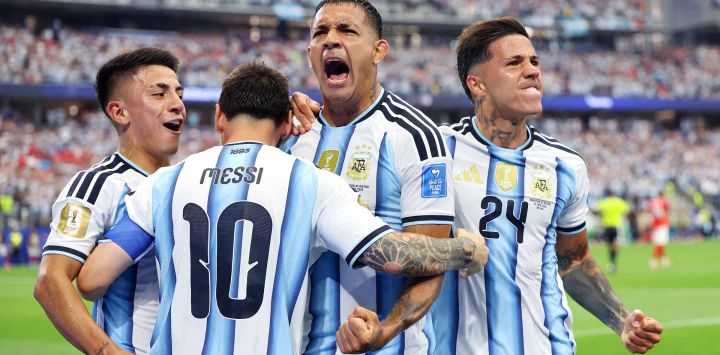 Lionel Messi de Argentina, celebra con sus compañeros tras marcar el primer gol de su equipo durante el partido del Grupo J de la Copa Mundial de la FIFA 2026 entre Argentina y Austria en el Estadio de Dallas.