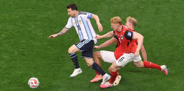 Lionel Messi de Argentina es marcado por Nicolás Seiwald y Xaver Schlager de Austria durante el partido del Grupo J de la Copa Mundial de la FIFA 2026 entre Argentina y Austria en el Estadio Dallas en Arlington, Texas.