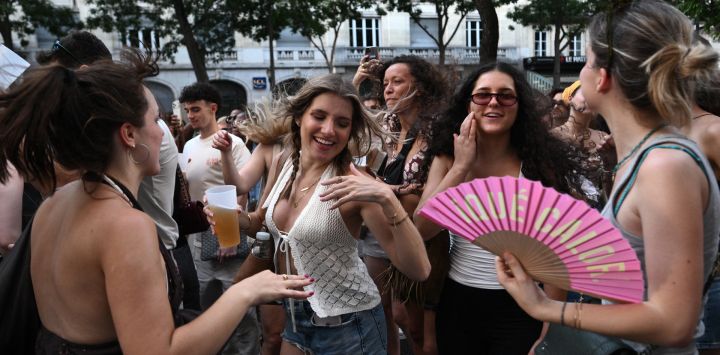 Los asistentes bailan en el Canal Saint-Martin durante el festival anual de música callejera 'Fête de la Musique' en París, Francia.