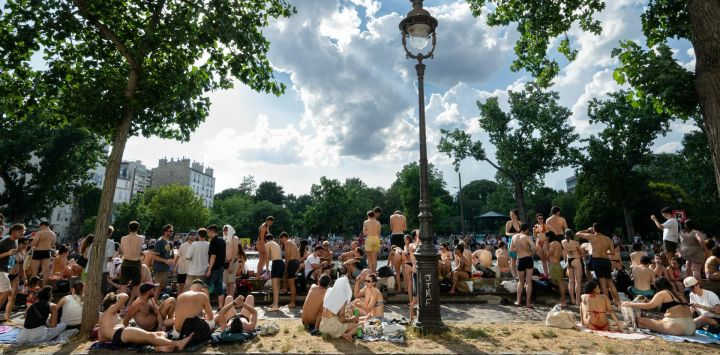 Los bañistas toman el sol en las orillas del Canal Saint-Martin, en un lugar no autorizado para nadar, mientras Francia sufre una ola de calor en París. Francia emitió una alerta roja por ola de calor en más de un tercio del país debido a la intensa ola de calor y a la prohibición del consumo de alcohol en ciertas áreas durante las festividades anuales de la Fête de la Musique.