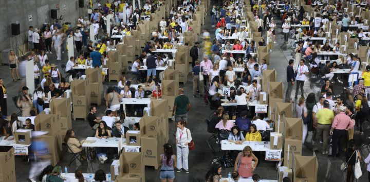 Los colombianos residentes en España votan en la segunda vuelta de las elecciones presidenciales de Colombia en el pabellón de la Casa de Campo en Madrid, España.