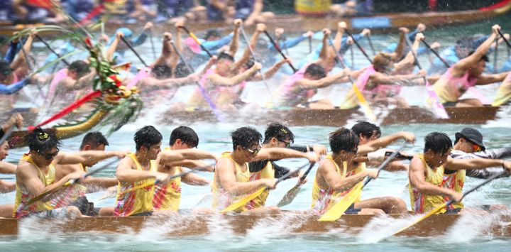 Los competidores participan en las carreras de botes dragón celebradas para celebrar el festival Tuen Ng en el refugio contra tifones de Aberdeen en Hong Kong.