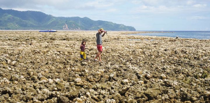 Esta fotografía muestra a personas caminando sobre corales expuestos tras el levantamiento del lecho marino provocado por un terremoto en el Santuario Marino de Pangyan, en Glan, Sarangani. Un potente terremoto que causó la muerte de al menos 61 personas en Filipinas elevó el lecho marino hasta dos metros (6,6 pies), dejando al descubierto los corales y dañando la vida marina, según informó el Departamento de Medio Ambiente.