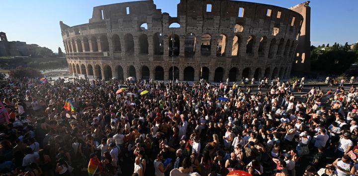 Personas marchan cerca del Coliseo durante el Desfile del Orgullo en Roma.