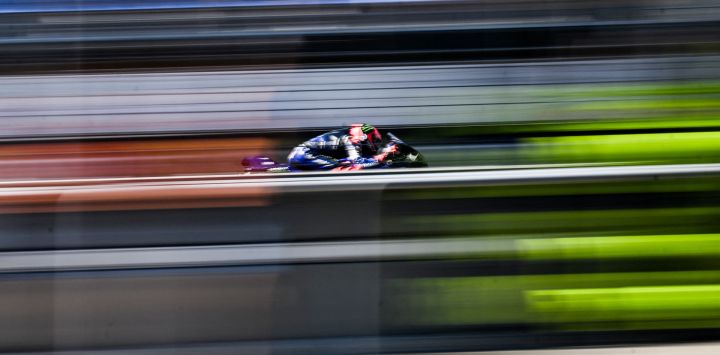 Un piloto no identificado compite durante la sesión de clasificación del Gran Premio de la República Checa de MotoGP en Brno, República Checa.