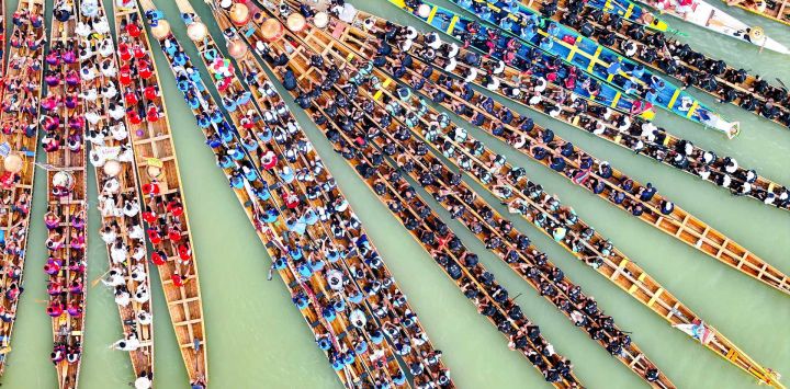 Vista aérea tomada con un dron de equipos de botes del dragón reuniéndose para una carrera durante las celebraciones del Festival del Bote del Dragón, en la prefectura autónoma de las etnias miao y dong de Qiandongnan, en la provincia de Guizhou, en el suroeste de China.
