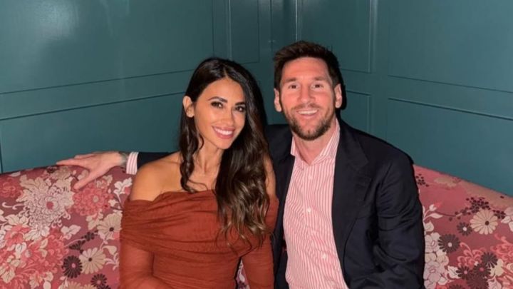 Entramos al living de Lionel Messi y Antonela Rocuzzo: doble espacio, sillones futboleros y lámpara de cristal | Caras