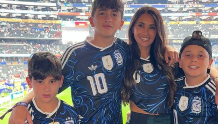 El festejo de Antonela Roccuzzo con sus hijos por los goles de Lionel Messi en la victoria de la Selección Argentina