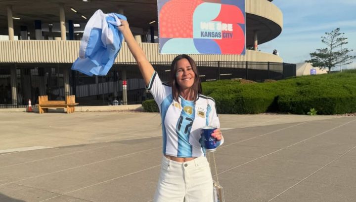 Carolina Baldini impone la reversión de la camiseta de la Argentina para alentar a la selección