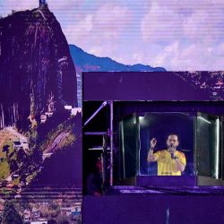 Abelardo de la Espriella, se dirige a sus seguidores tras un cristal blindado después de conocerse los resultados preliminares de la segunda vuelta de las elecciones presidenciales en el monumento Ventana al Mundo en Barranquilla, Colombia. | Foto:JAIME SALDARRIAGA / AFP