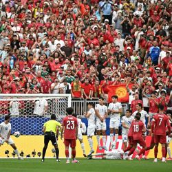 El defensor portugués Nuno Mendes anota el segundo gol de su equipo durante el partido de fútbol del Grupo K de la Copa Mundial 2026 entre Portugal y Uzbekistán en el Estadio Houston en Houston. | Foto:Paul Ellis / AFP
